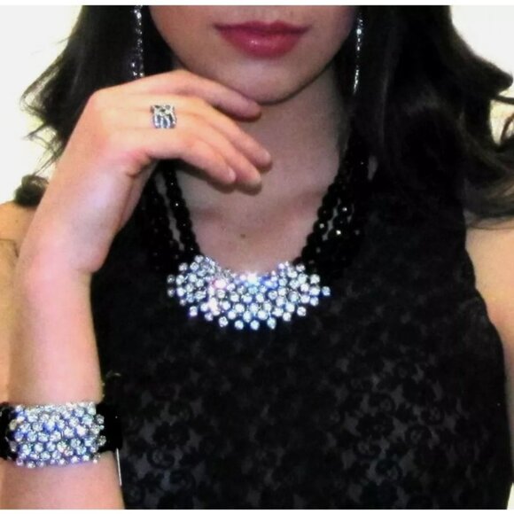 Large clear crystal statement necklace with 3 rows of black glass beads - Picture 4 of 8